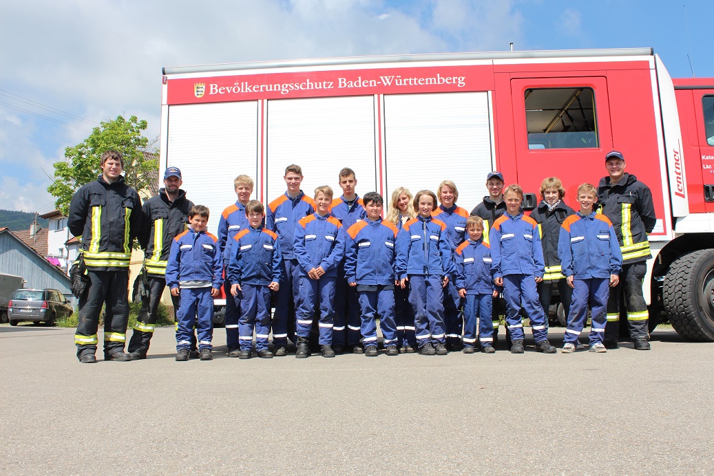 Gruppenbild der Jugendfeuerwehr Fridingen vor einem Einsatzfahrzeug